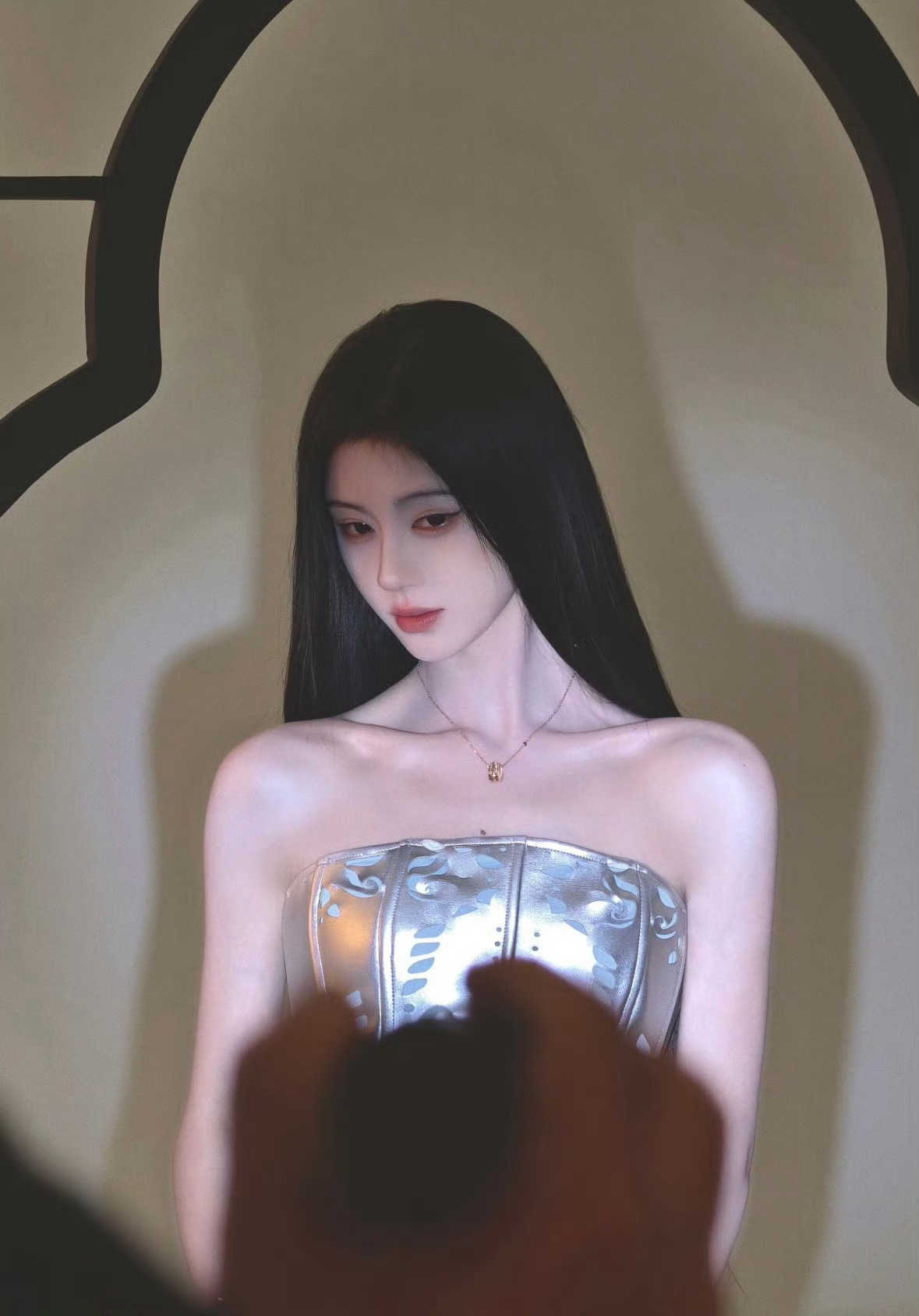 ELLE连发15条鞠婧祎【鞠婧祎】美得像鬼魅 