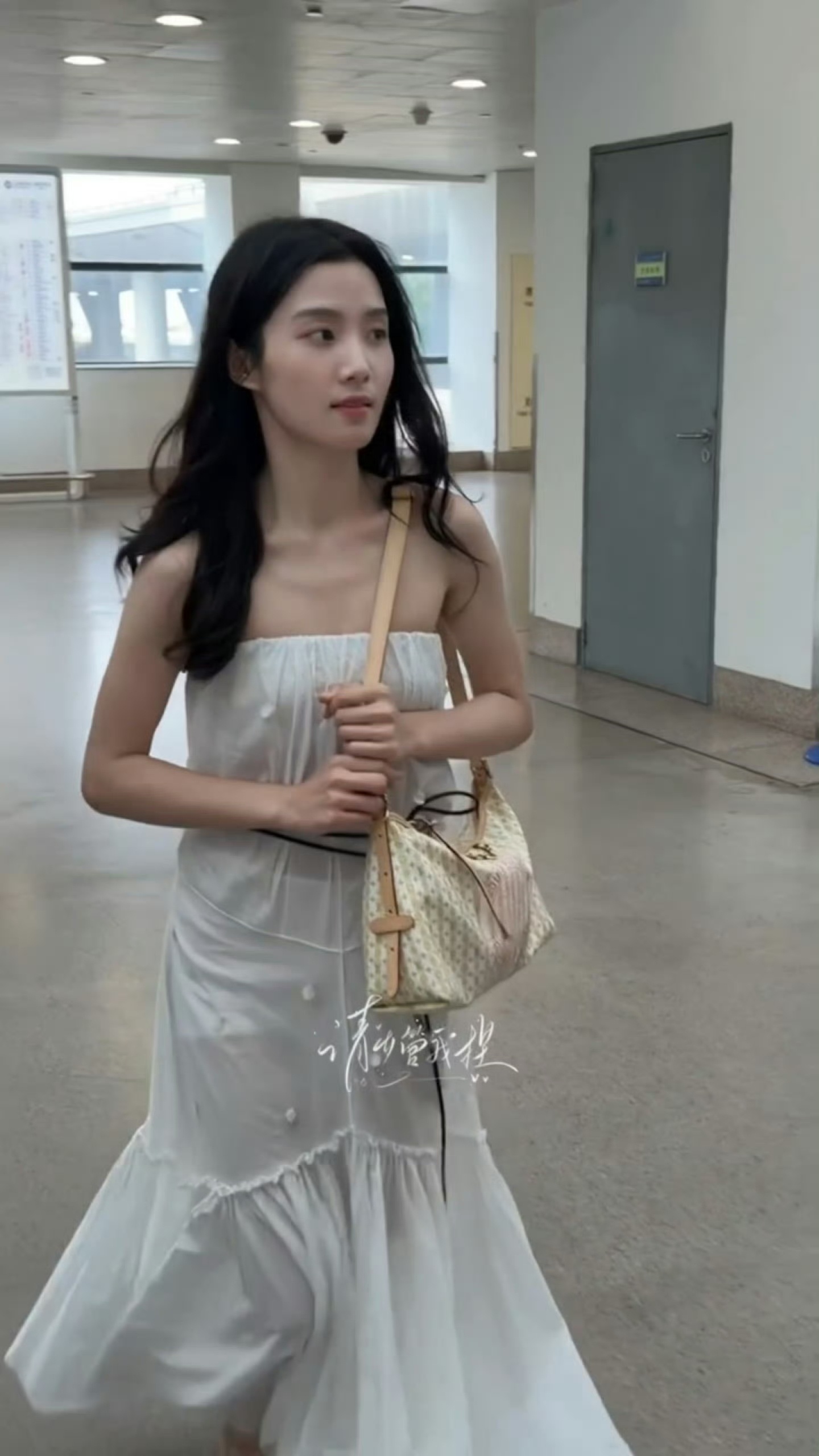卢昱晓走路体态卢昱晓体态被审判哎，当女明星好难 