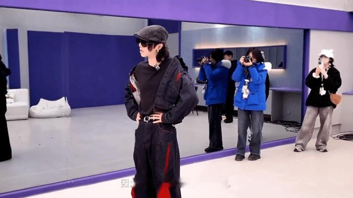 上哪找华晨宇这么负责的导师华晨宇亲自前往训练室指导马韬练习，细致到从一字一句抓音