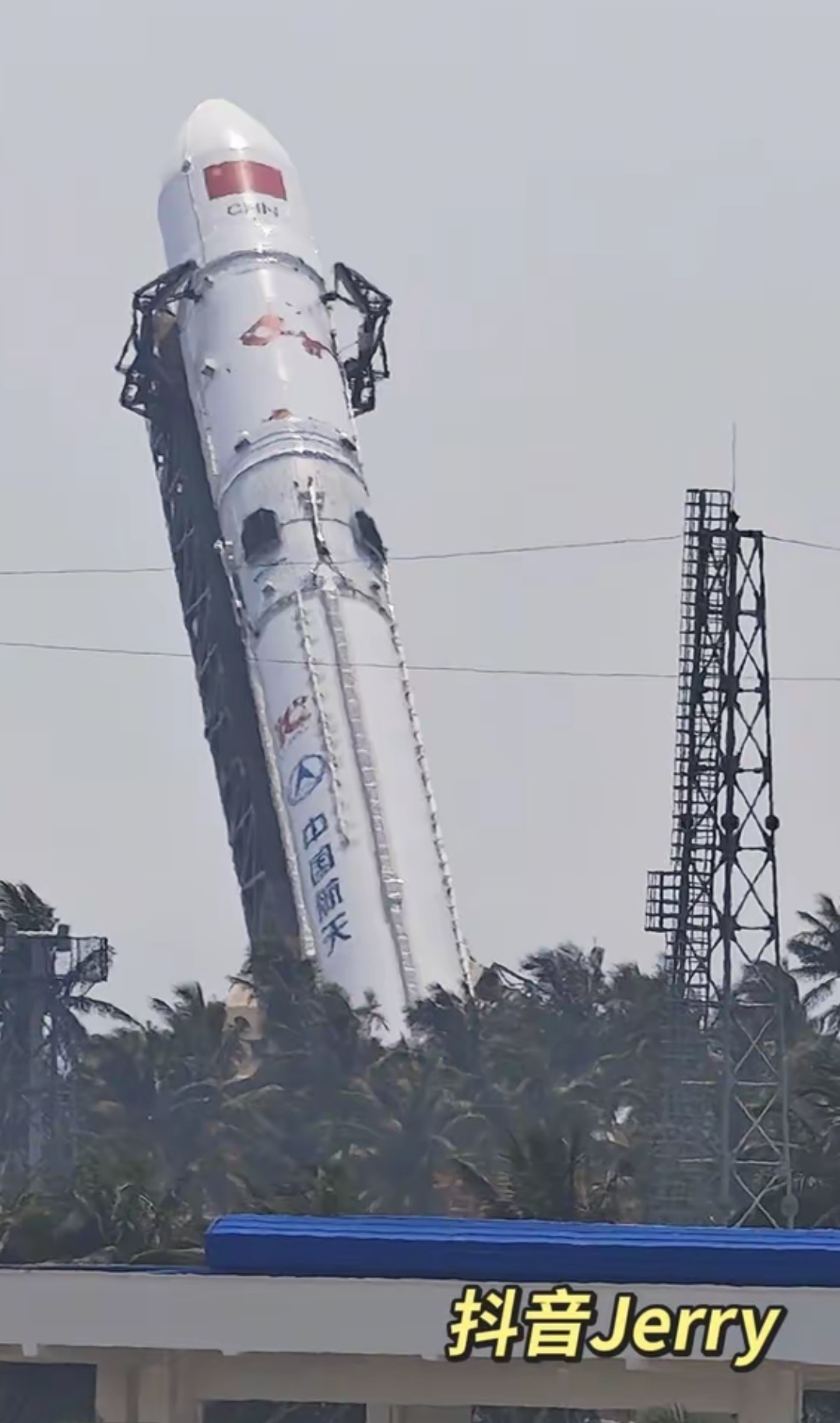 长征十号乙 貌似合练中，二级推进剂低温把箭体的龙贴纸冻掉了