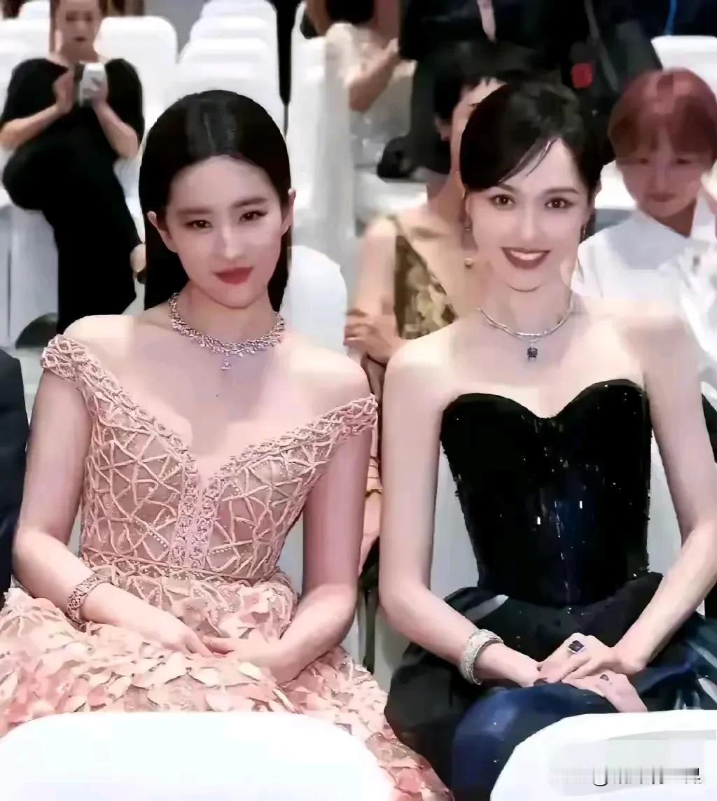 人只要瘦（只要长得不丑，只要不是瘦到吓人的那种），那拍合照时总是人们第一眼所见的