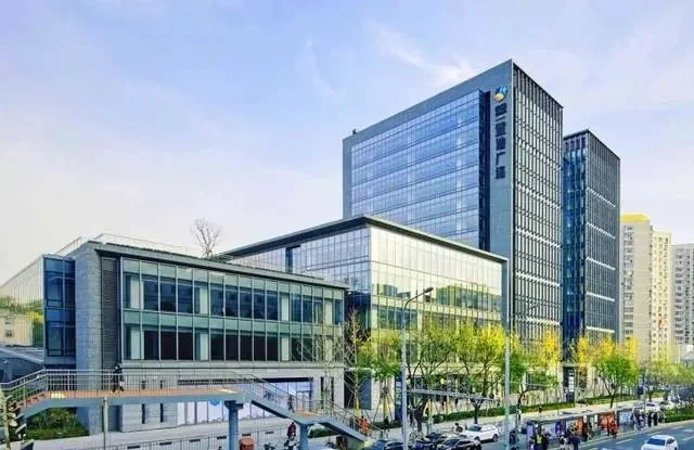 安定门外的中粮置地广场，卖给了中邮人寿，43个亿。每平米52200元。