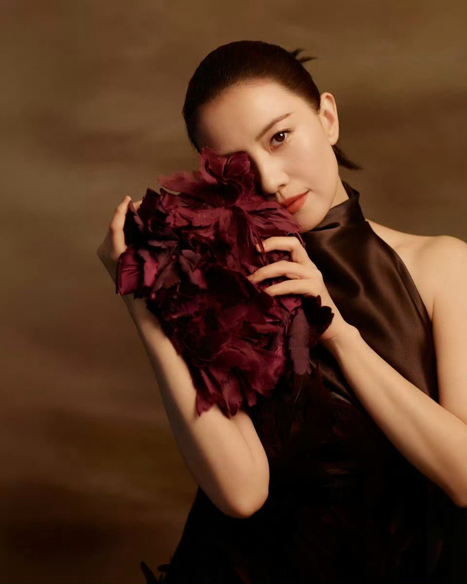 高圆圆羽毛裙造型高圆圆背部线条好优越 露背设计太会了！灵动羽毛+流畅背线，美到移