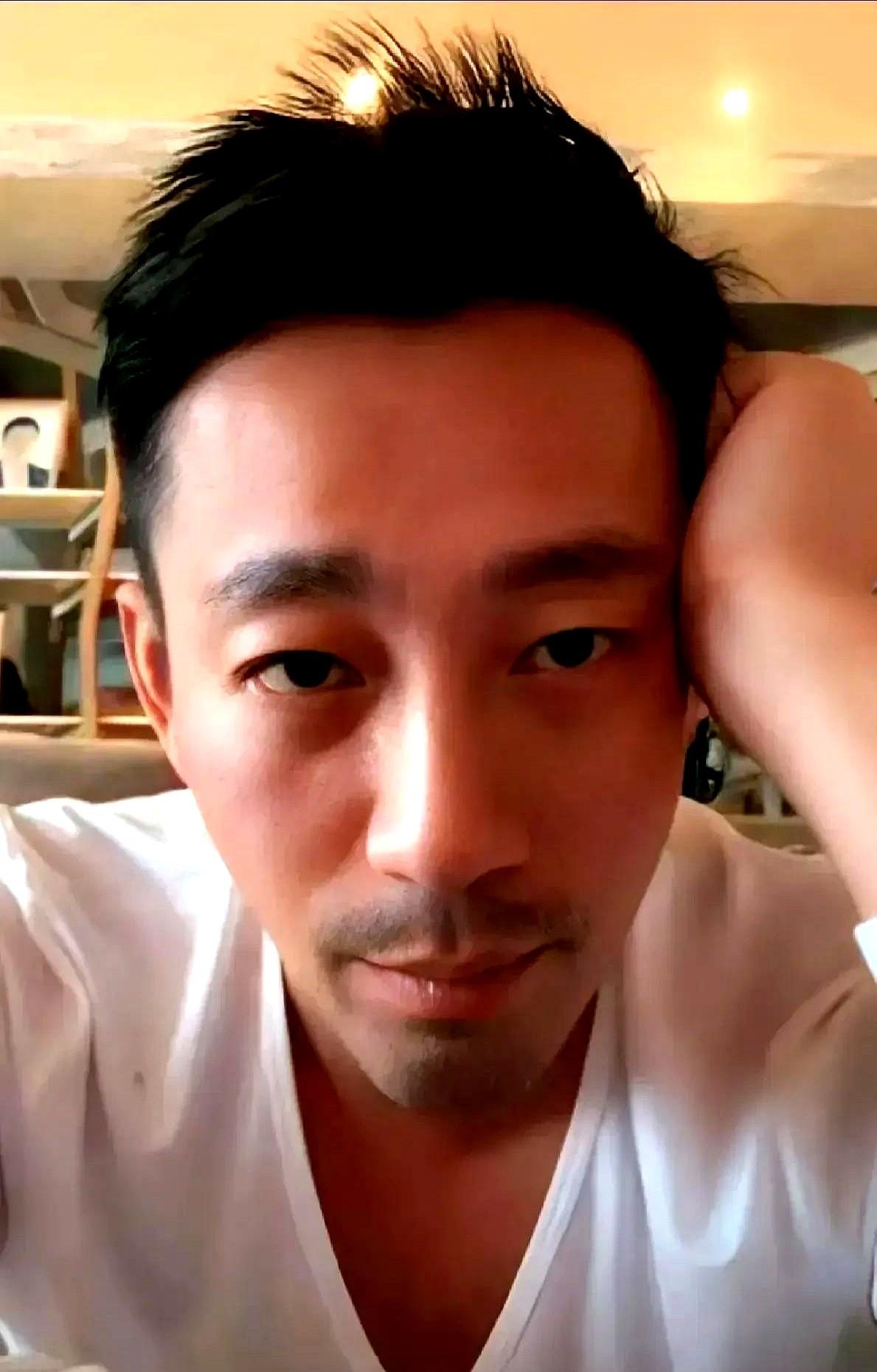 两个孩子烧到39度，客厅药盒散落，汪小菲直播声音抖，亲妈不在，后姥姥拎着保温桶冲