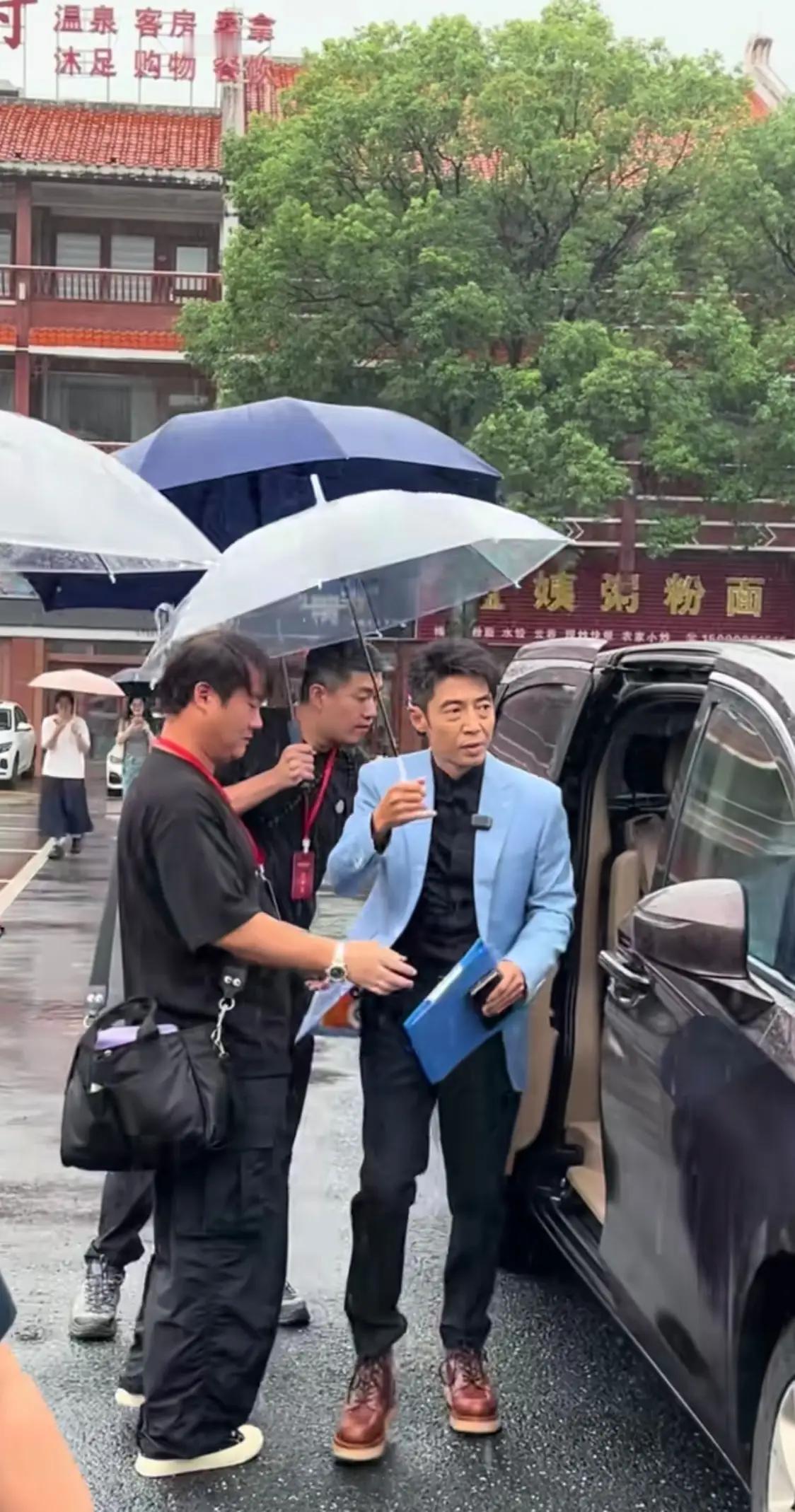 撒贝宁用古诗，不是“北大硕士在背诗”，而是“一个懂诗的主持人，借诗把时代情绪说得