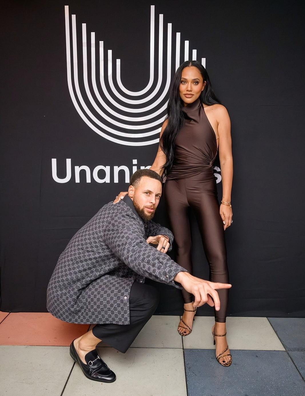 纯爱战神库里社媒更新：

最棒的情人节和我想度过余生的伴侣👩❤️💋👨

爱