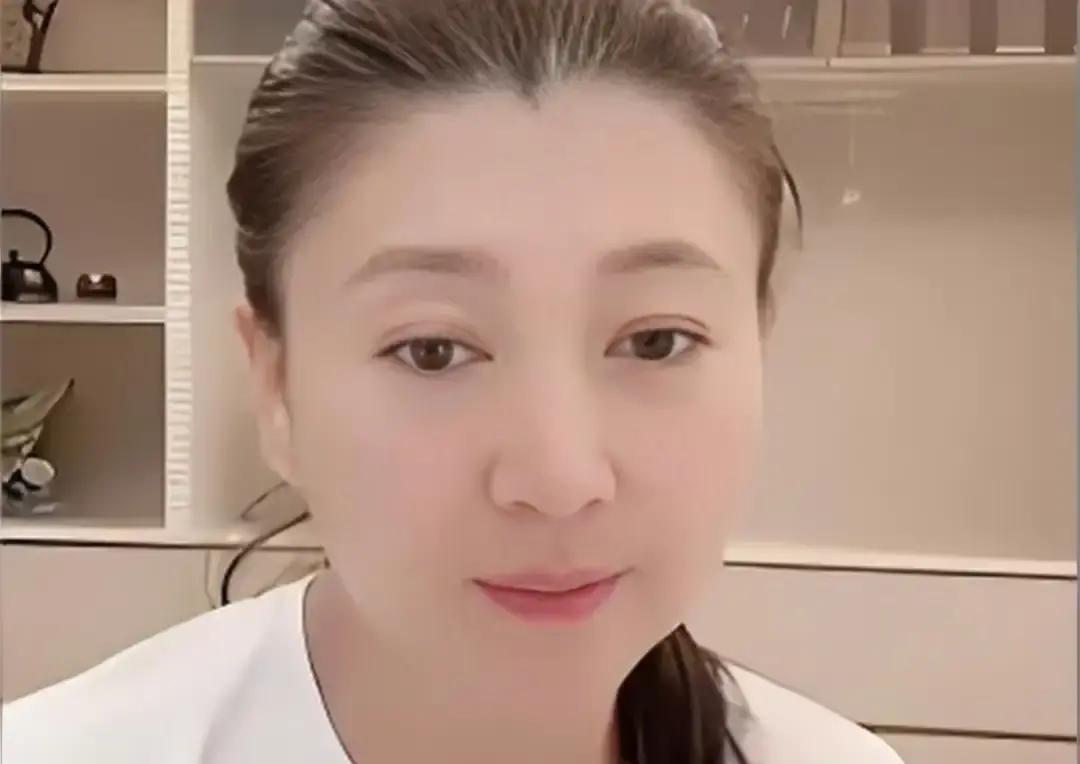 苦情戏一姐直播哭穷：年花百万，儿子片酬不够交电费
 
闫学晶在镜头前算了一笔账：