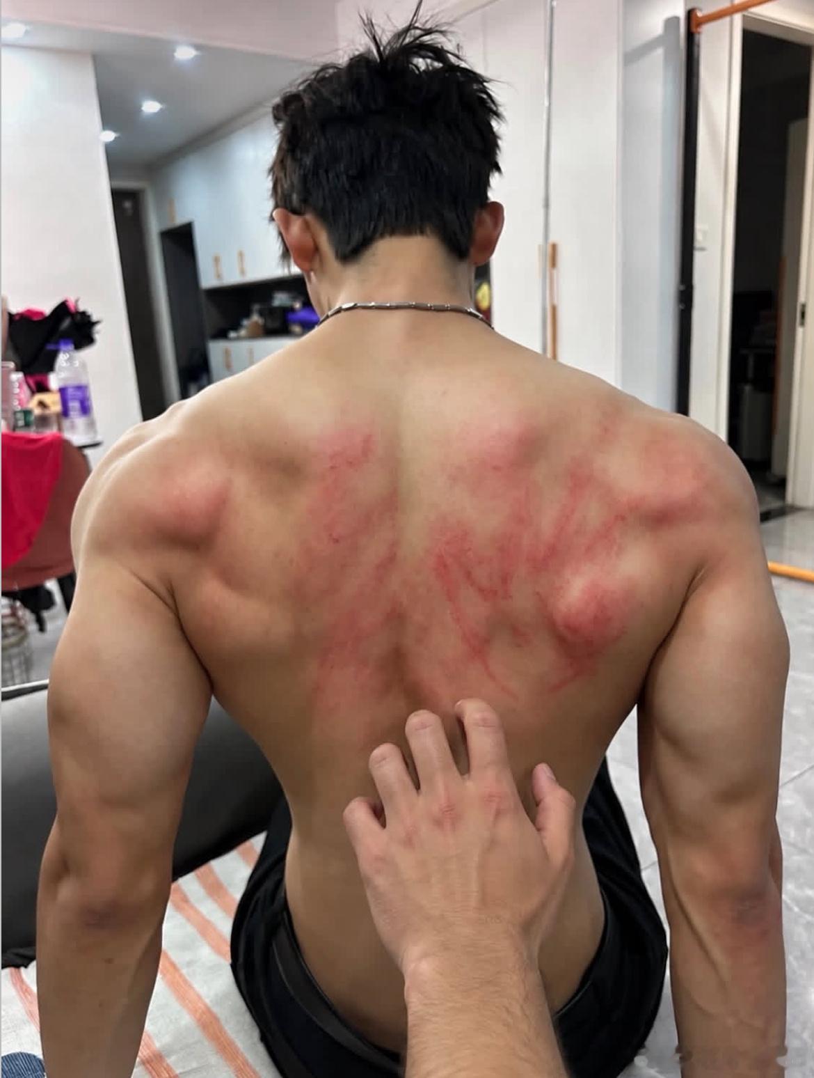 这么完美的背🥵怎么舍得[捂嘴哭] ​​​