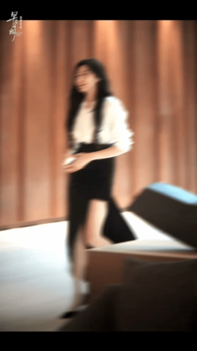 尚之桃变身熟女大波浪尚之桃的这组造型太有反差感，大波浪增添成熟韵味，通勤穿搭简约