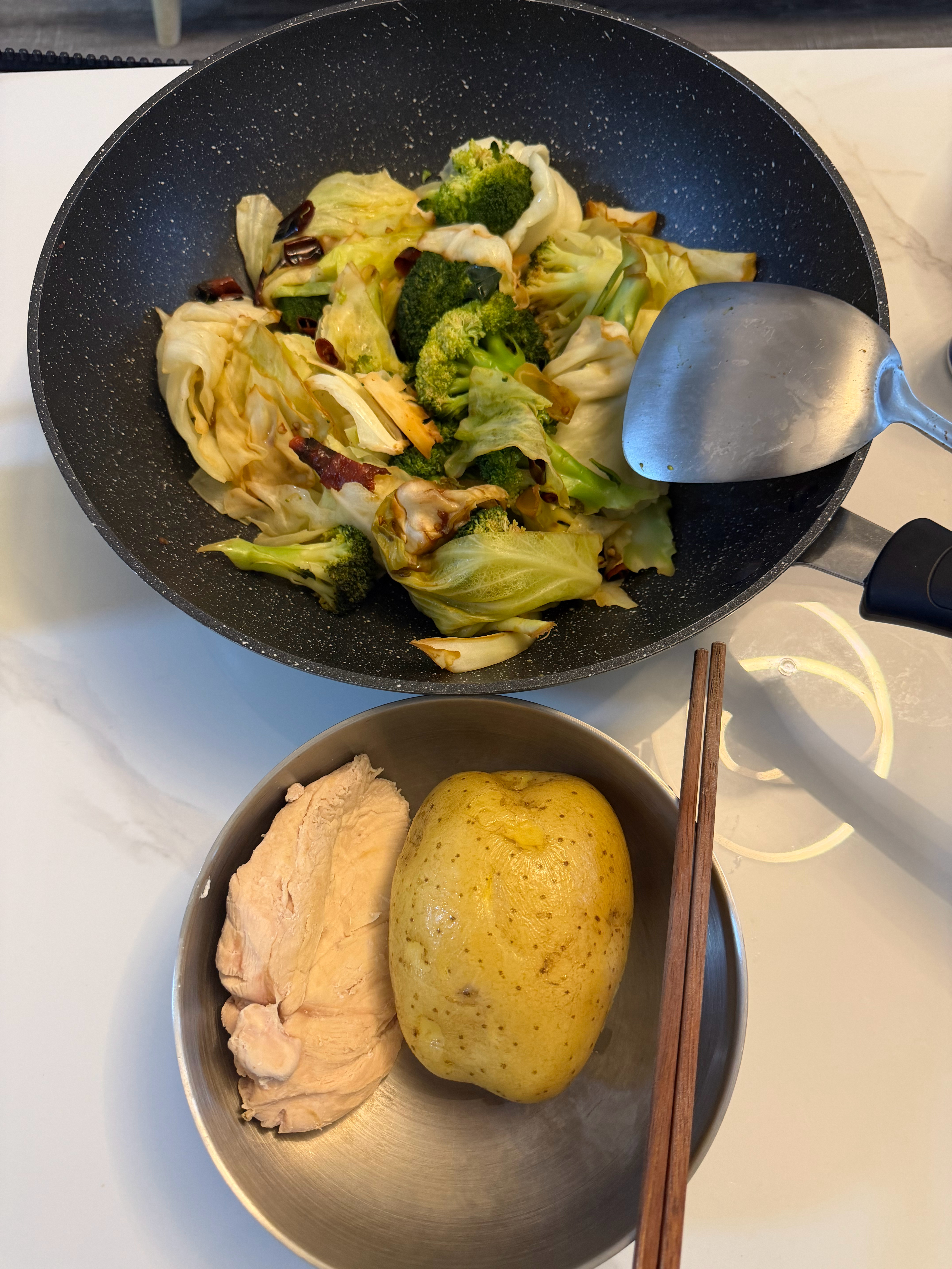 晚饭。凉土豆、鸡胸肉、水油焖西蓝花＋包菜。（西蓝花我是真吃不腻🤤）吃完站立30