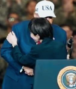 高市早苗和昂山素季都是各自国家女性政客的代表！
两人除了需要有超强的个人能力，还