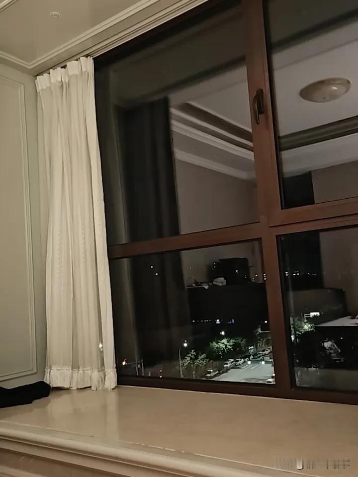 午夜梦回
有多少人
在午夜
被失眠困扰
可能是
遇到困难
可能是
太兴奋
不管什