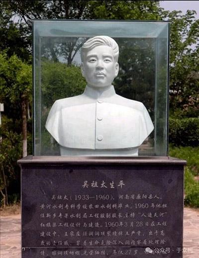 红旗渠的水已经流了六十多年。如果你去青年洞，请低头看看脚下。那哗啦啦的渠水声里，