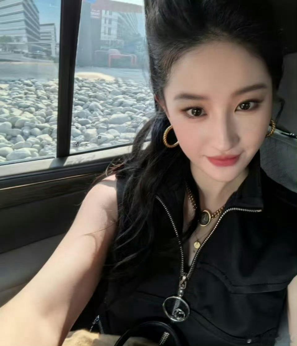从红毯“壮肩争议”到F1生图封神，刘亦菲的瘦身逆袭也太绝了！全黑造型配高马尾，肩