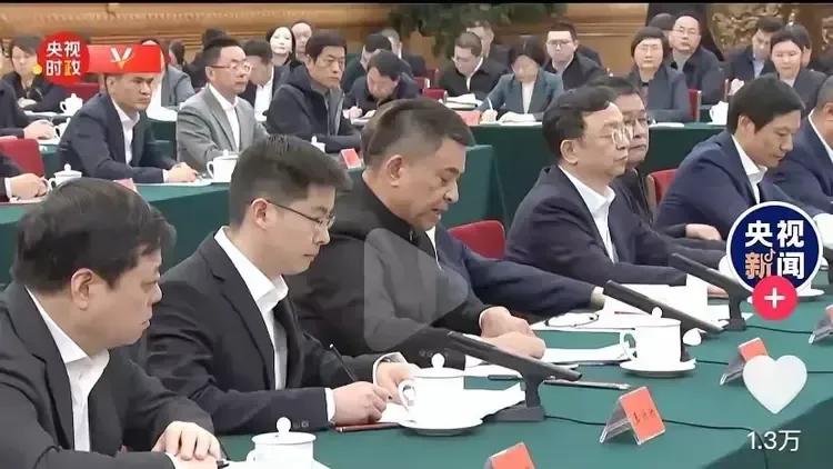 宇树科技火了！创始人也参加座谈会了！
这次座谈会，宇树科技公司的创始人王兴兴也参