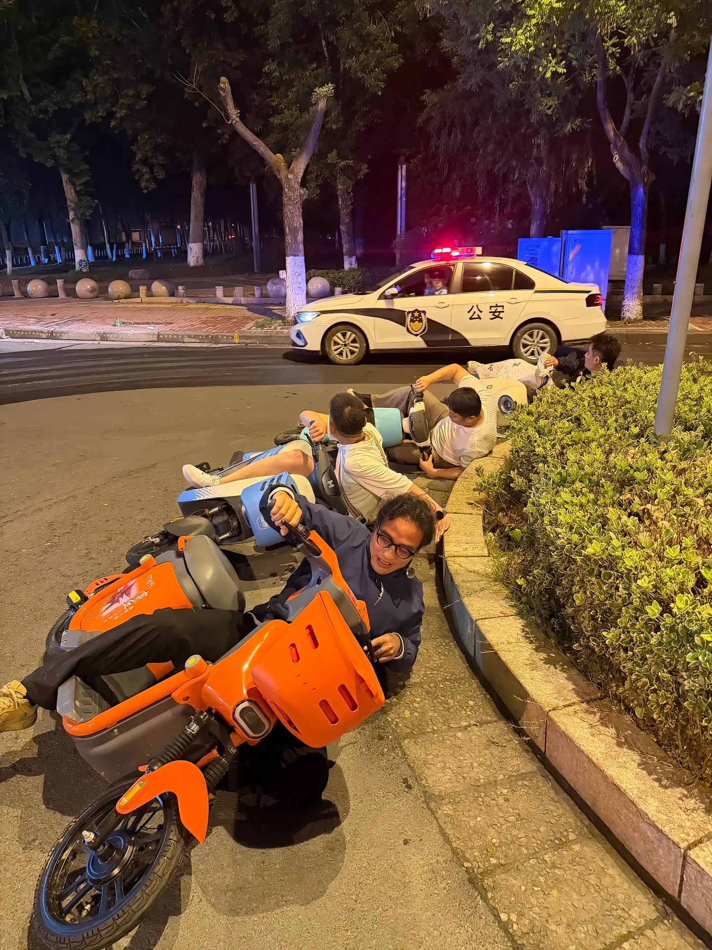 极致压弯是一种天赋，哥们的压弯你不懂，哥们的快乐你不明白。抽象男孩 极致压弯 共