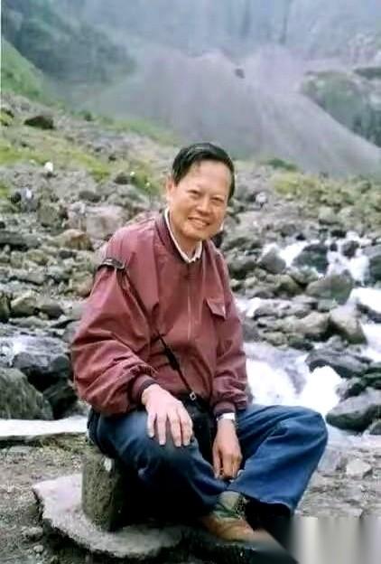 要不是有人告诉我这是杨振宁70岁的时候，我打死也不信。
1992年，长白山天池。