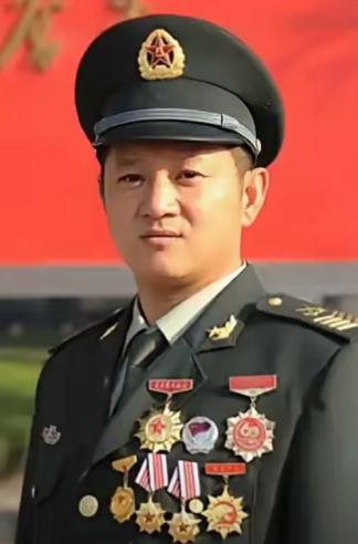 1986年，18岁的山东莱西小伙参军入伍，原本是冲着装甲车去的，结果因为是初中文