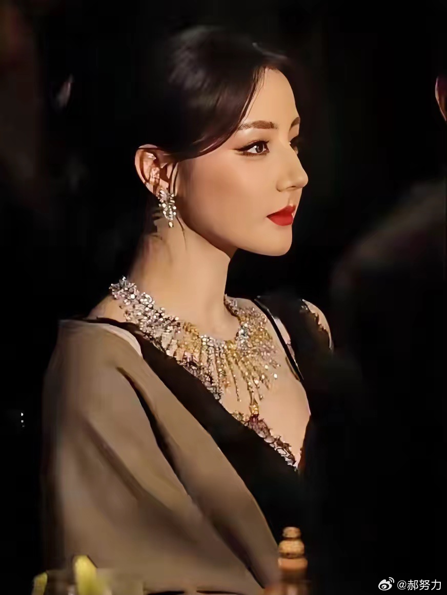 总算有网友指出来了，热巴之前有一个非常大的问题无关她的美貌和演技，而是没有一个可