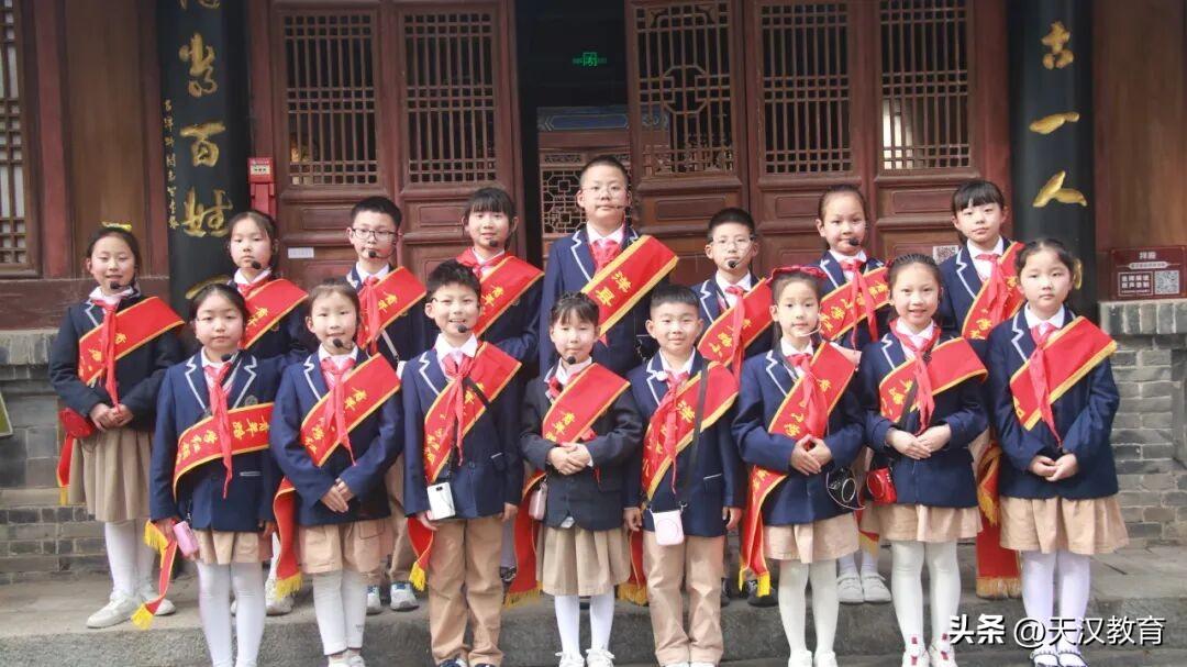 近日，洋县青年路小学组织红领巾讲解员队伍走进蔡伦墓祠，开展义务讲解志愿服务活动，