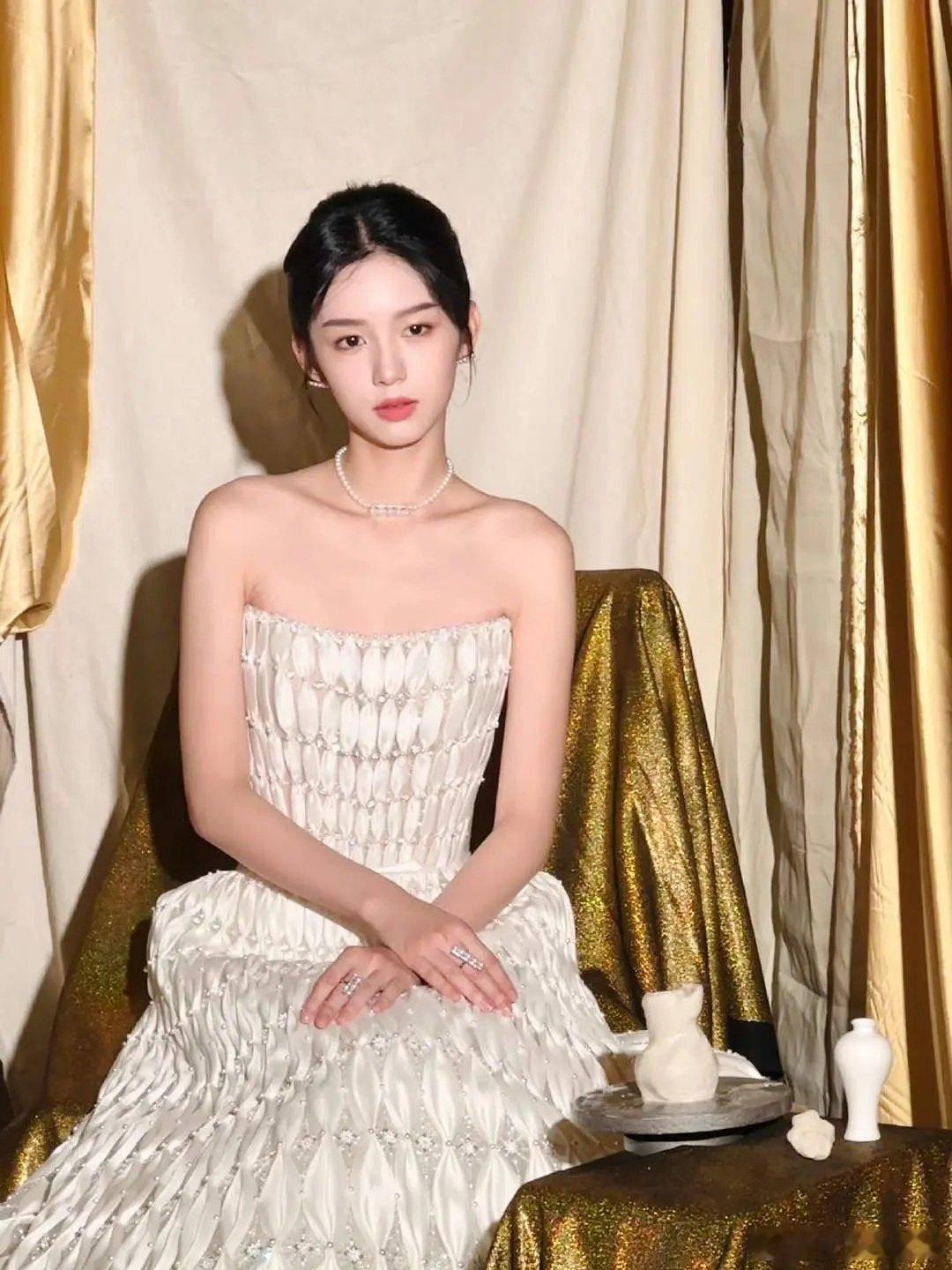 周也是不是95颜霸？ ​​​