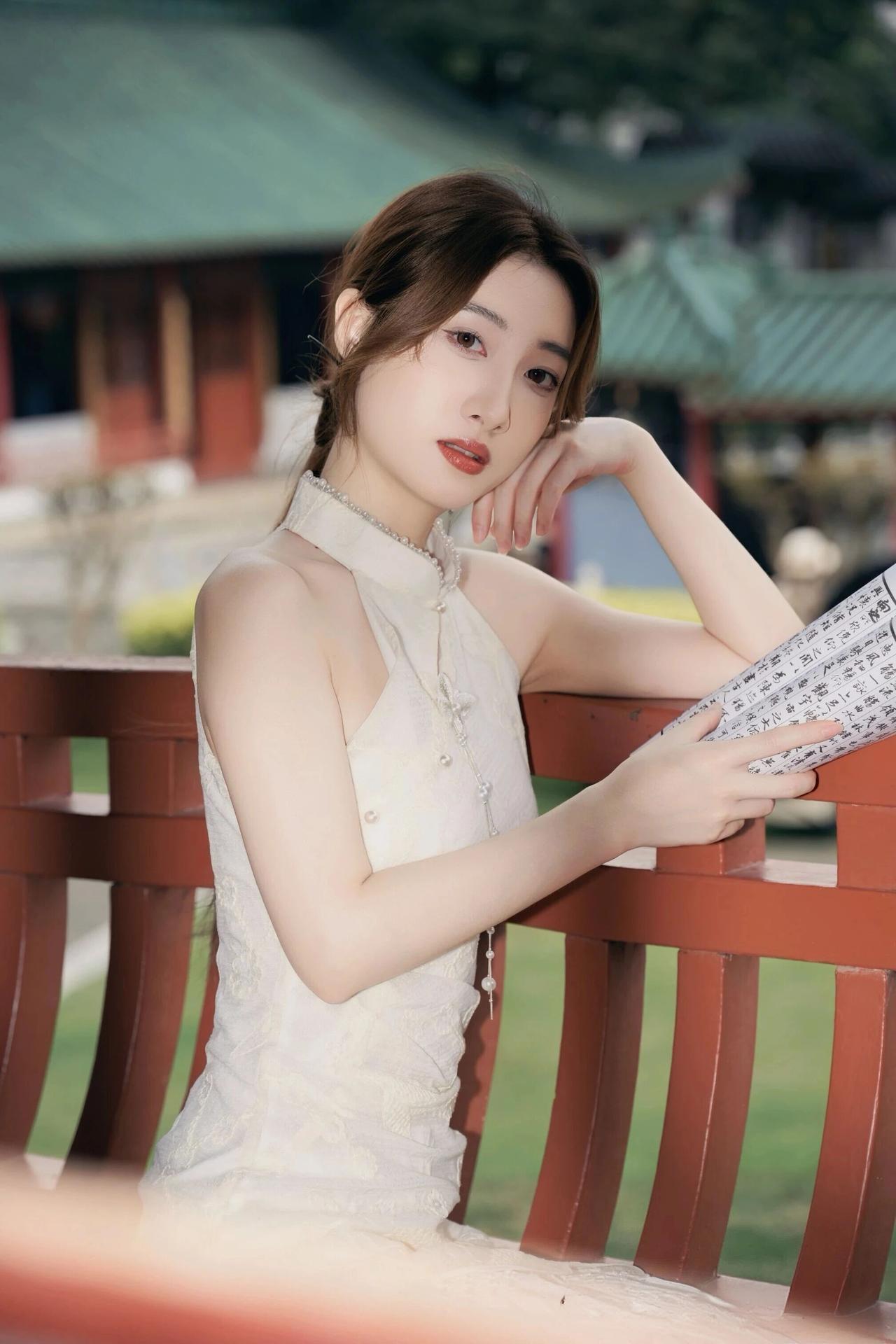 清雅温婉新中式旗袍美人
温柔低盘半扎发型，搭配精致流苏发簪点缀，眉眼温婉灵动，气