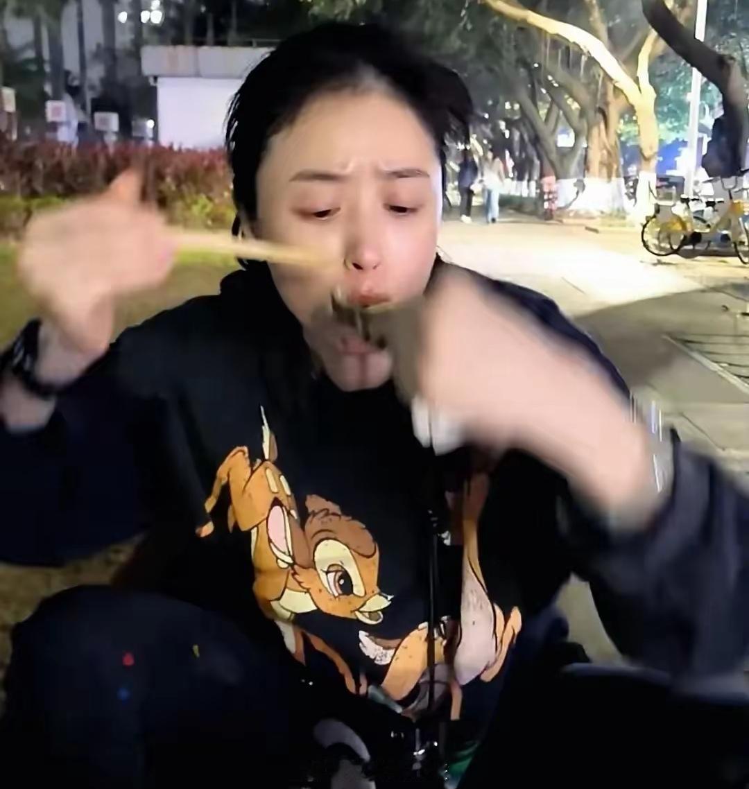 蒋欣坐路边吃生蚝  蒋欣坐路边连吃12只生蚝  吃完接着减肥，好真实 