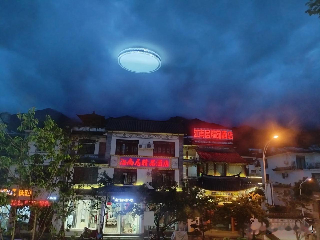 这个暑假来大理理由，各种消费陷进让我见证了资本的疯狂。原来呀，我们以为的自由，不