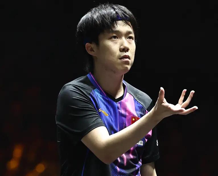 【受惊吓似乎要爆冷，王楚钦3-1惊险逆转林德】新加坡大满贯男单1/8决赛，王皓指