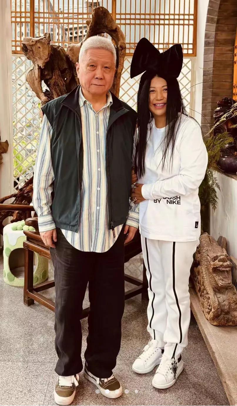 杨二车拉姆不戴花了，不过头饰一点都不少