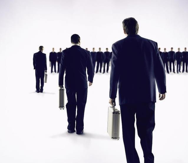 职场中修炼成精的三种姿态
面对不如你的人，姿态要放低一点。人家非但不会小瞧你，反