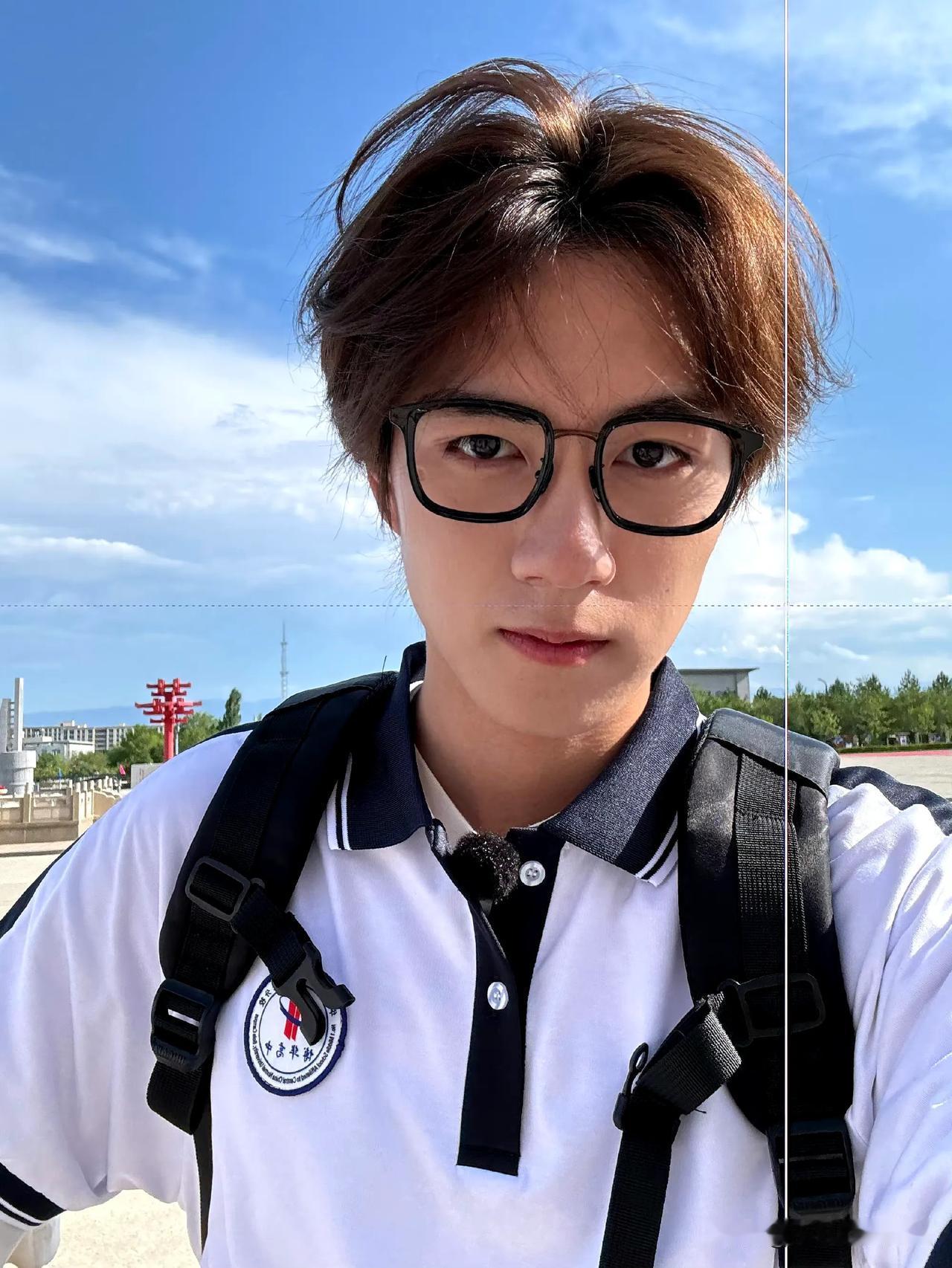 赵一博的杂志首封要来咯！

8月19日，时尚杂志MOEVIR中文版官微发文，表示