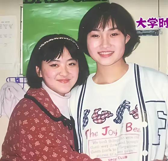 李梓萌旁边的是月亮姐姐吗？
李梓萌原来只比月亮姐姐大一岁。
不过两个人看起来，