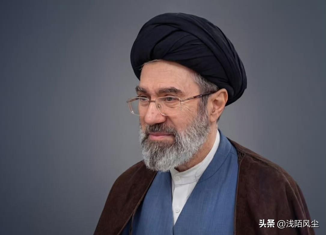 伊朗塔斯尼姆新闻发布了伊朗最高领袖赛义德·穆杰塔巴·侯赛尼·哈梅内伊的新照片。