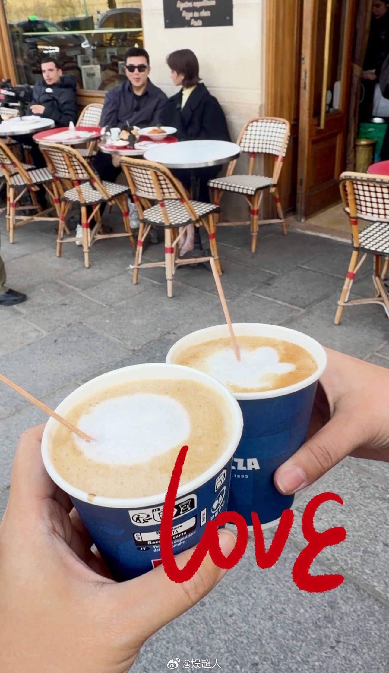 陈都灵请巴黎粉丝喝咖啡陈都灵巴黎请粉丝喝咖啡 人美心善的小嘟嘟在巴黎还请粉丝喝了