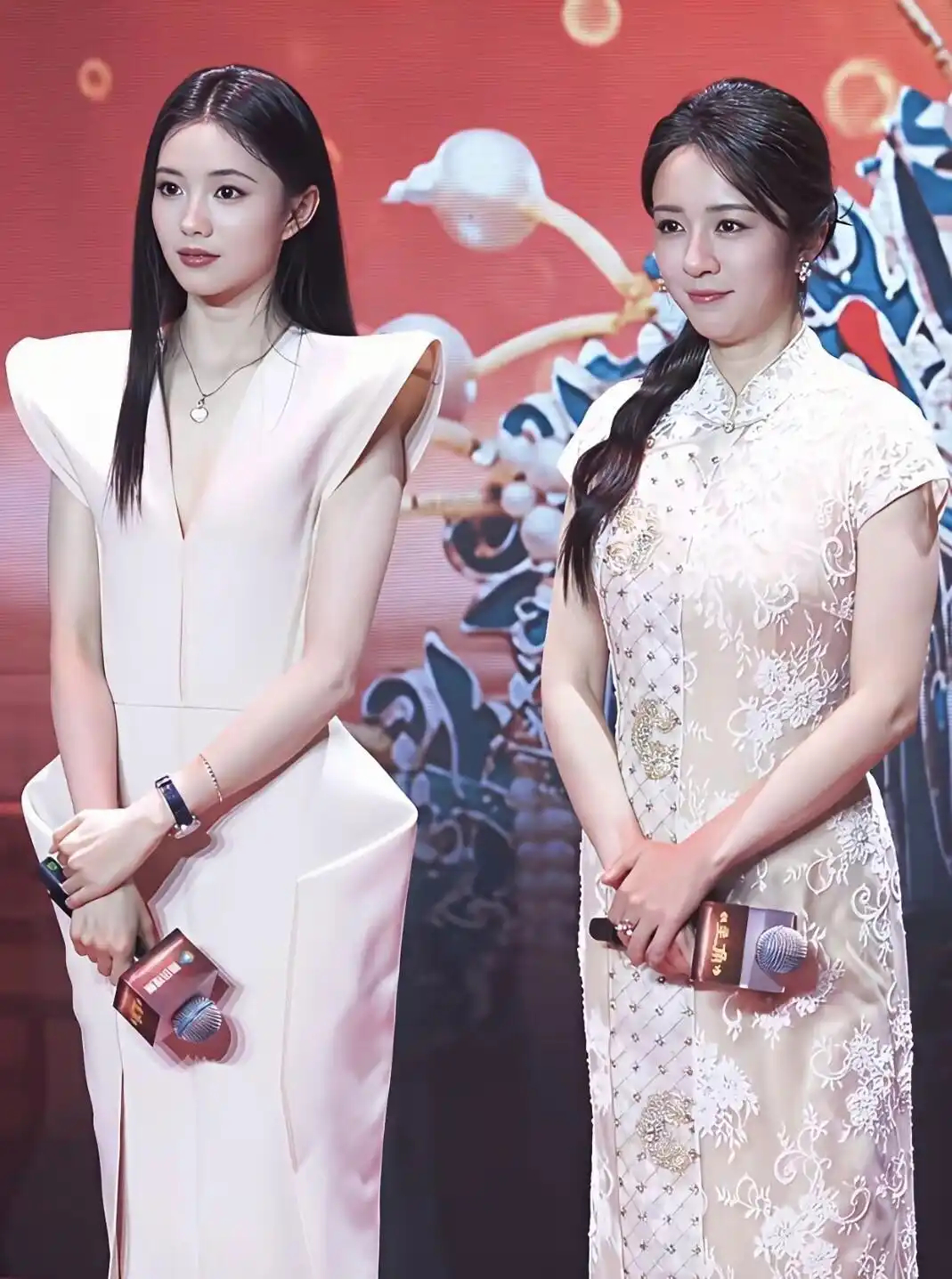 单看刘浩存，长相是挺标致的，很阳光的一个女演员，可当她跟王晓晨站在一起合影时，还