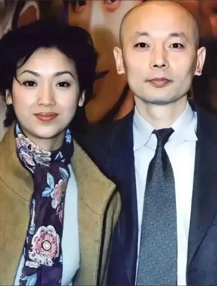 1995年，葛优拍戏赚了百万，把钱全部交给了妻子贺聪。谁知贺聪转身就在北京买了4