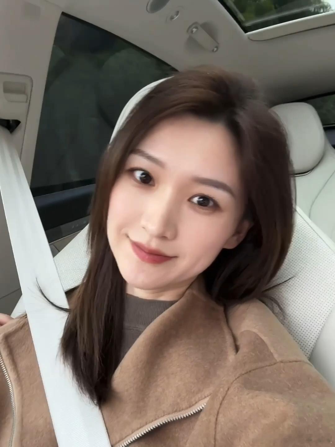 阴天，好冷，吃到了刚摘下的新鲜小番茄，贼甜大家周五愉快