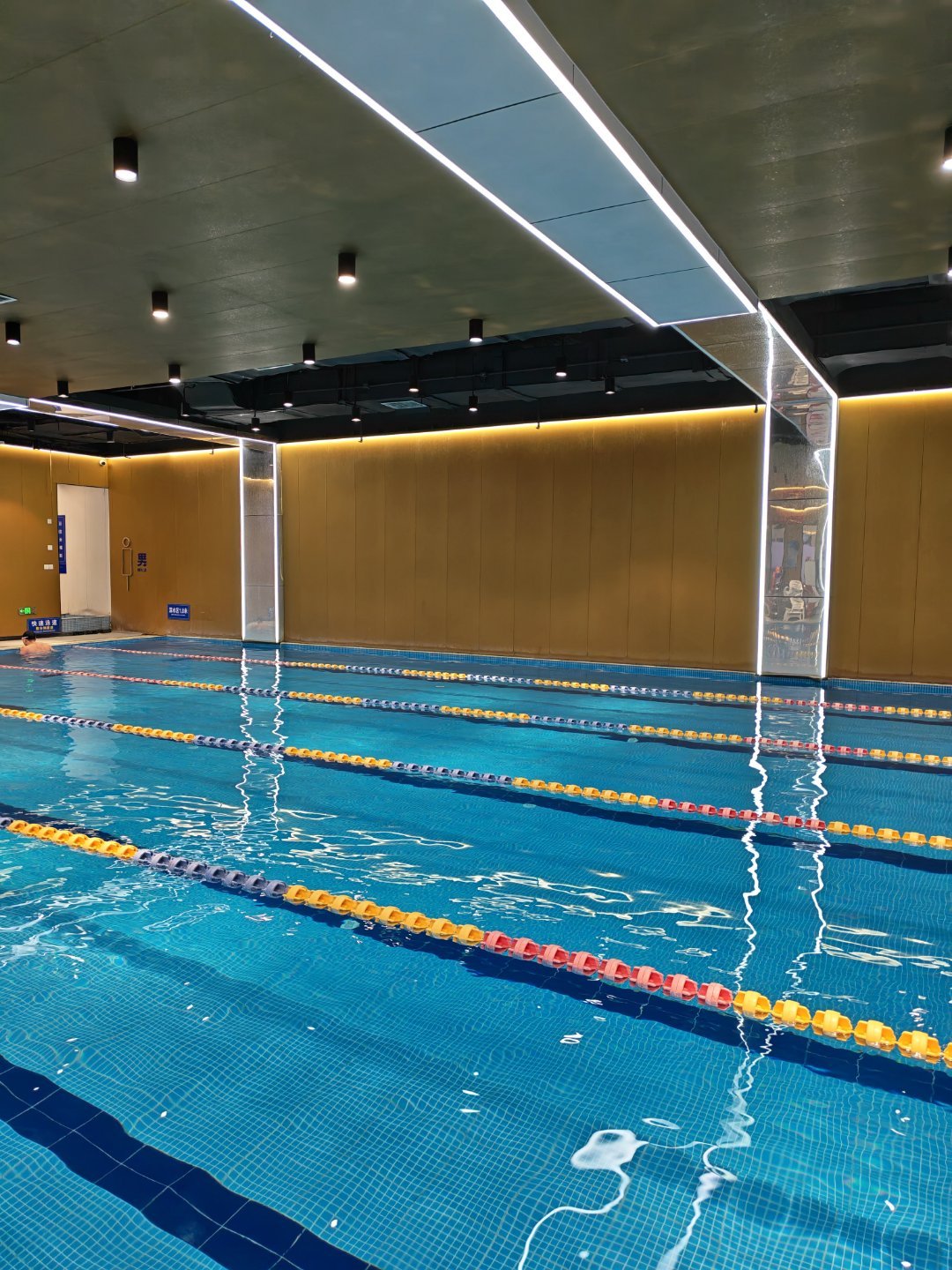 周四🏊🏻♂️游泳日30度的夏天也要泡水里新泳池最深1.8M学会水中换路线了蹬