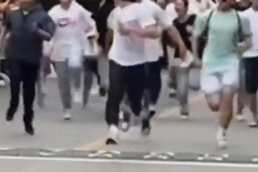 这些考生出考场的速度会不会和高考成绩成反比例呢？今年夏季高考第一天，网上又有许多