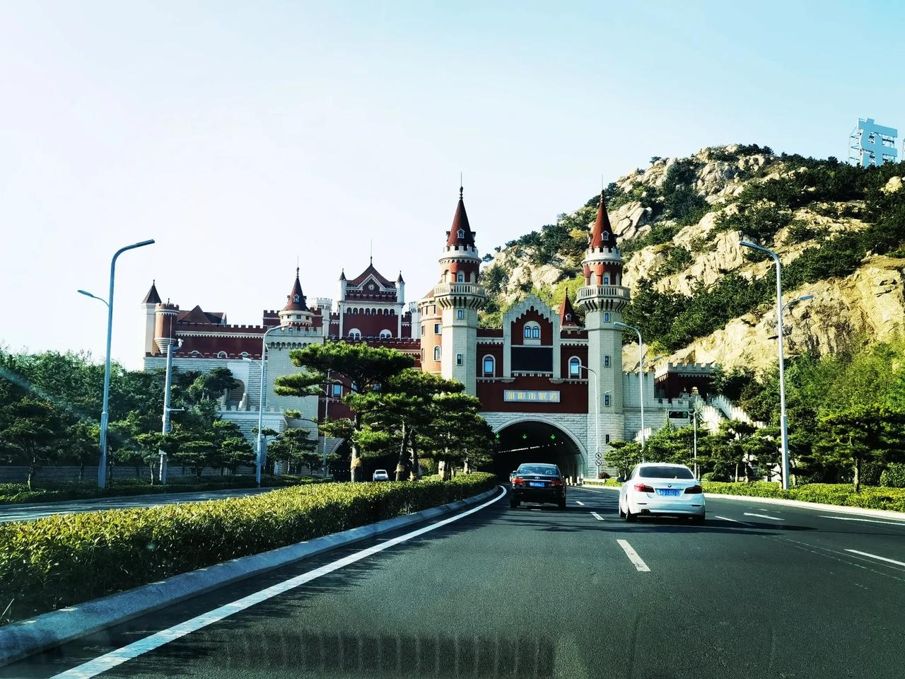 青岛市西海岸新区，有个朝阳山隧道，设计建设得古色古香，很像是欧洲的城堡，来来往往