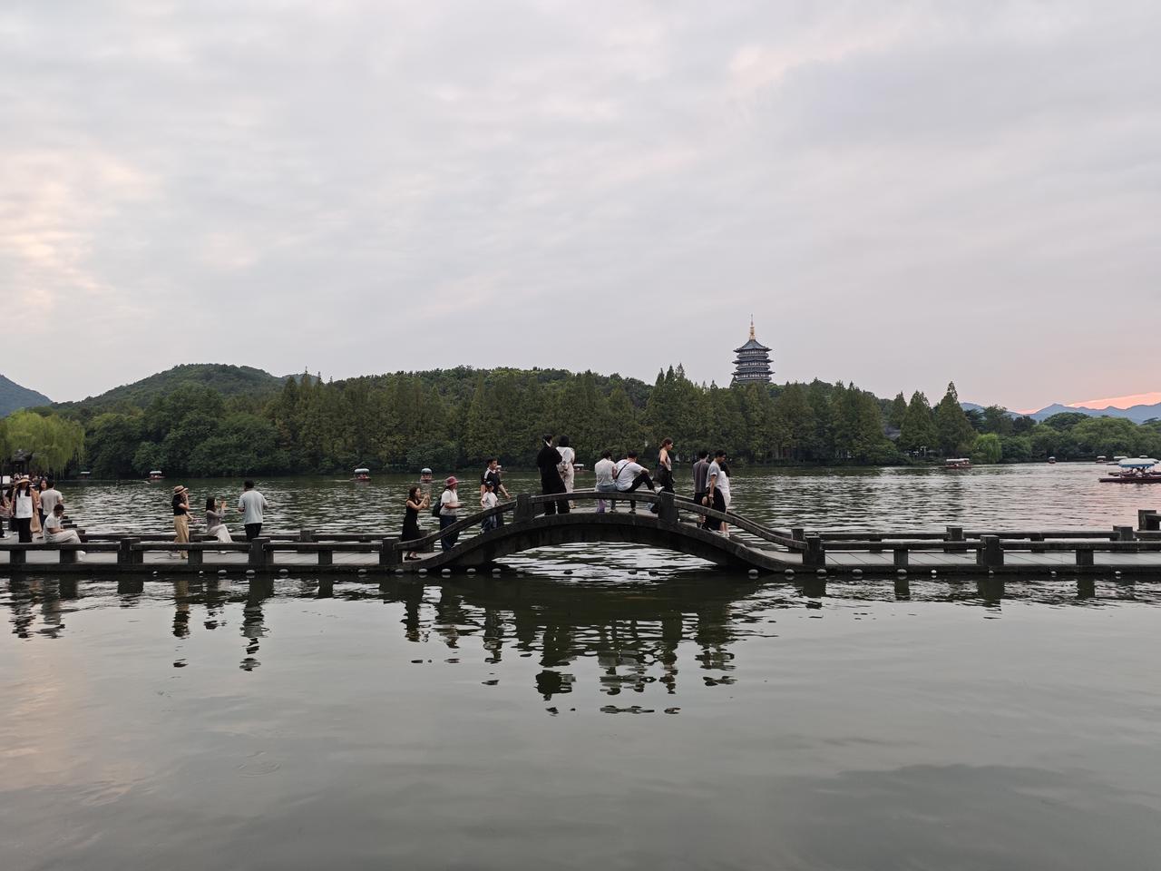 为啥有的女生让单恋冲昏了头连自己姓啥都不知道，刚认识几天，还没有了解对方是啥，就