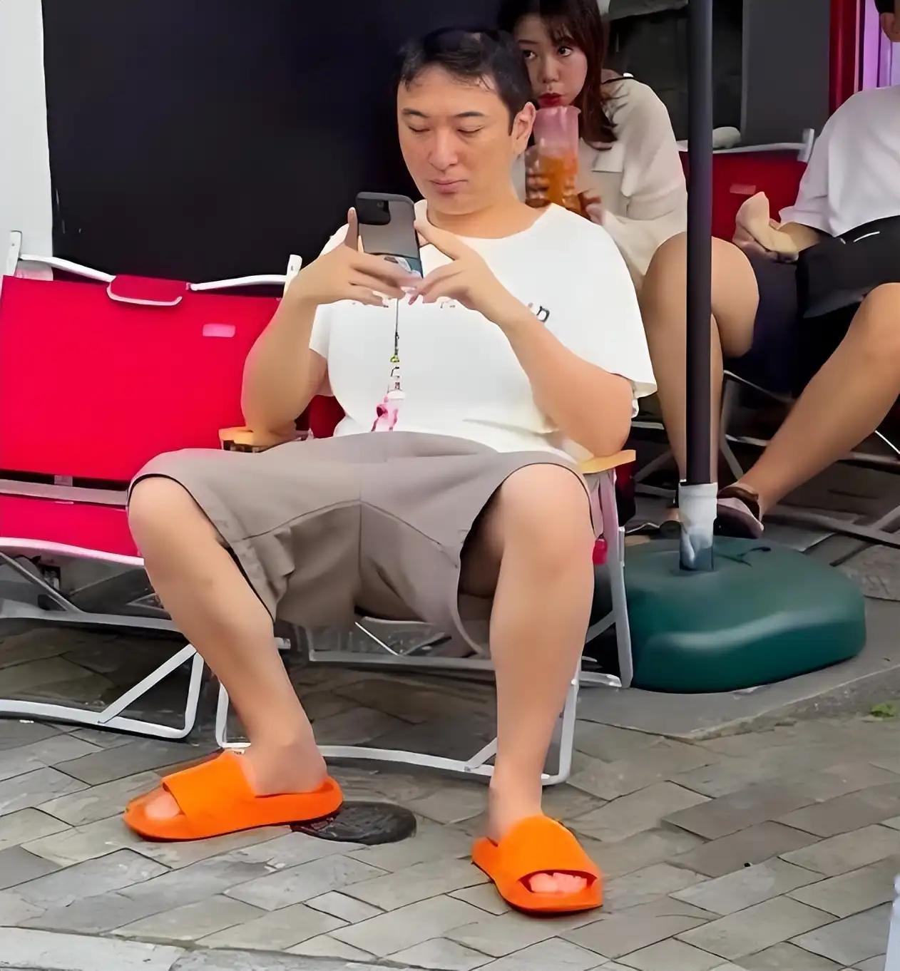
王思聪赌场照曝光，坐椅子上很惬意！看样子是要在日本养老了！

王思聪又不戴口