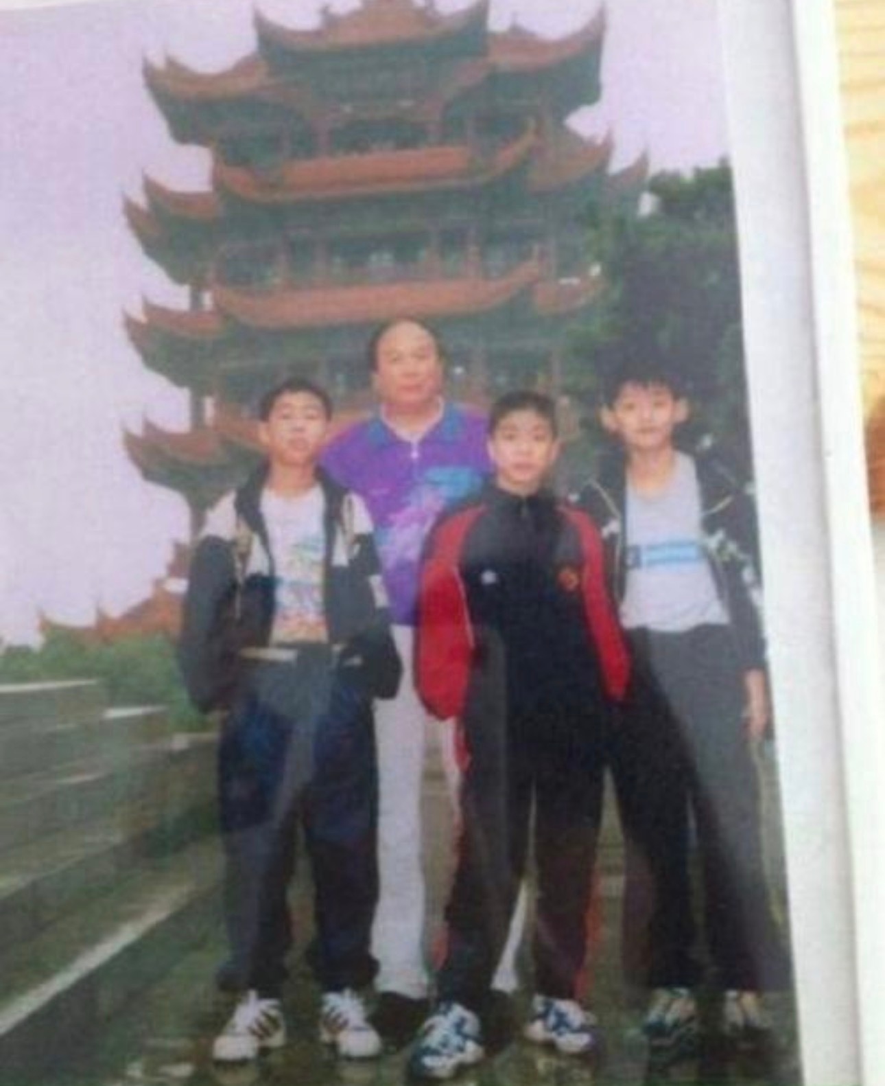 张继科  启蒙教练口中的小继科就是一只埋头加练一心只有体育的小倔强，是不怕大选手