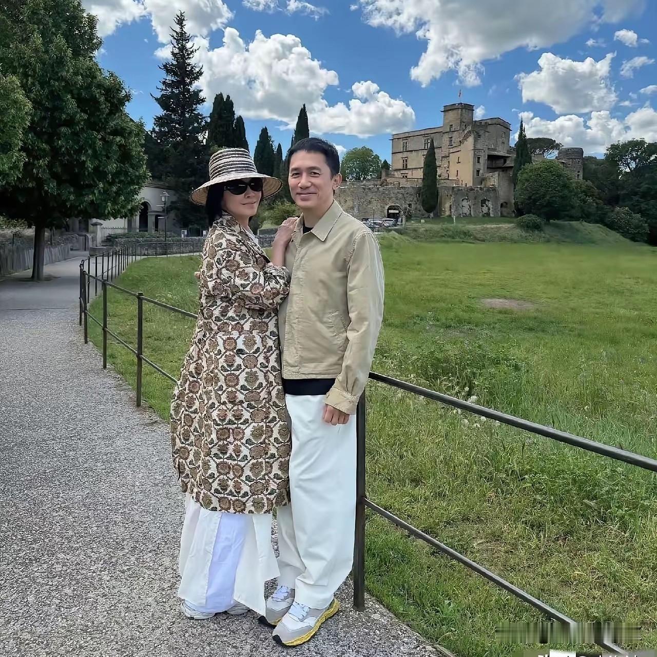 刘嘉玲和梁朝伟这对CP，简直是爱情典范。他们结婚十八年没孩子，却越老越恩爱，成天