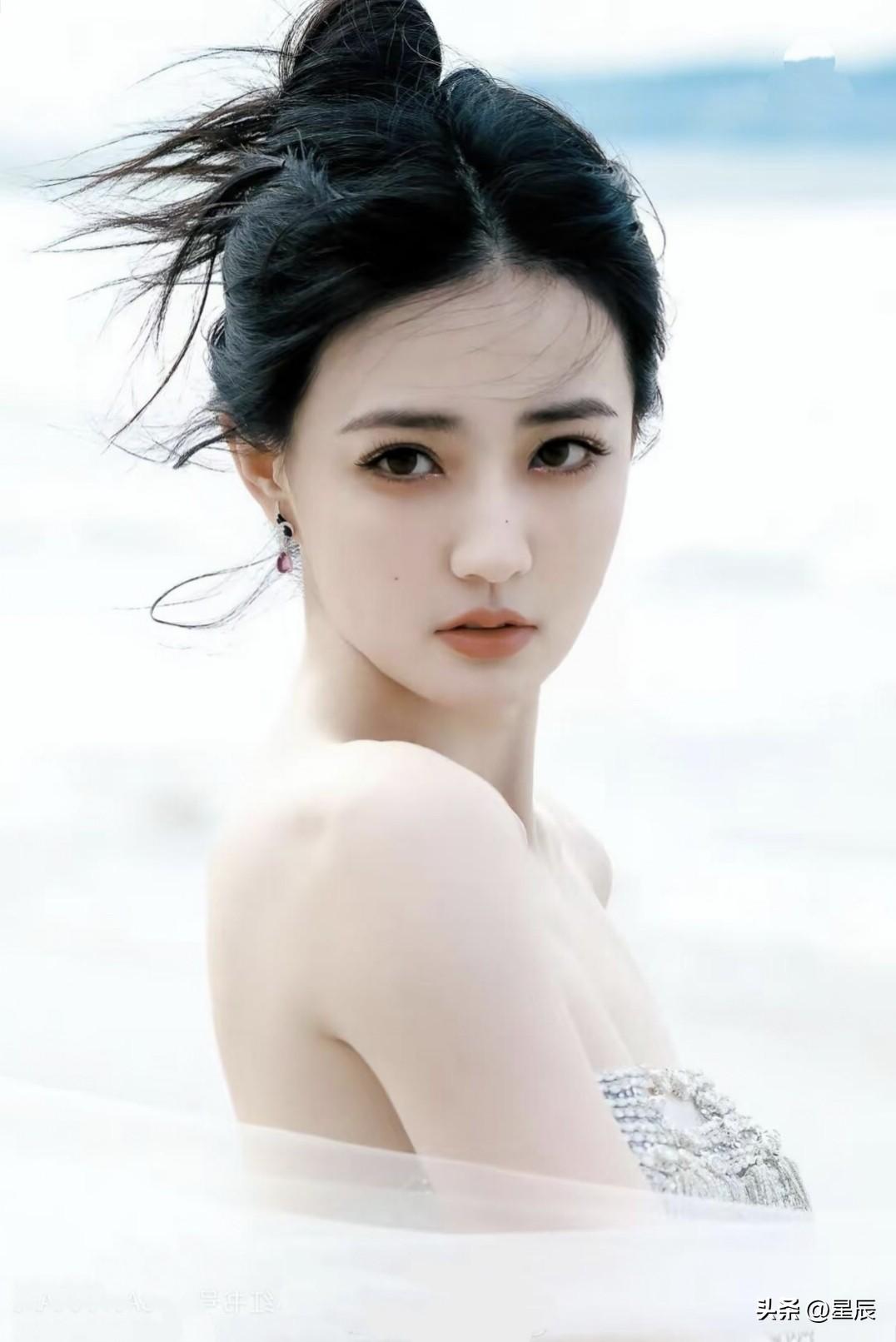 徐璐海边少女的画面，简直就是浪漫的代名词。想象一下，黑发飘逸的少女站在海边，海风