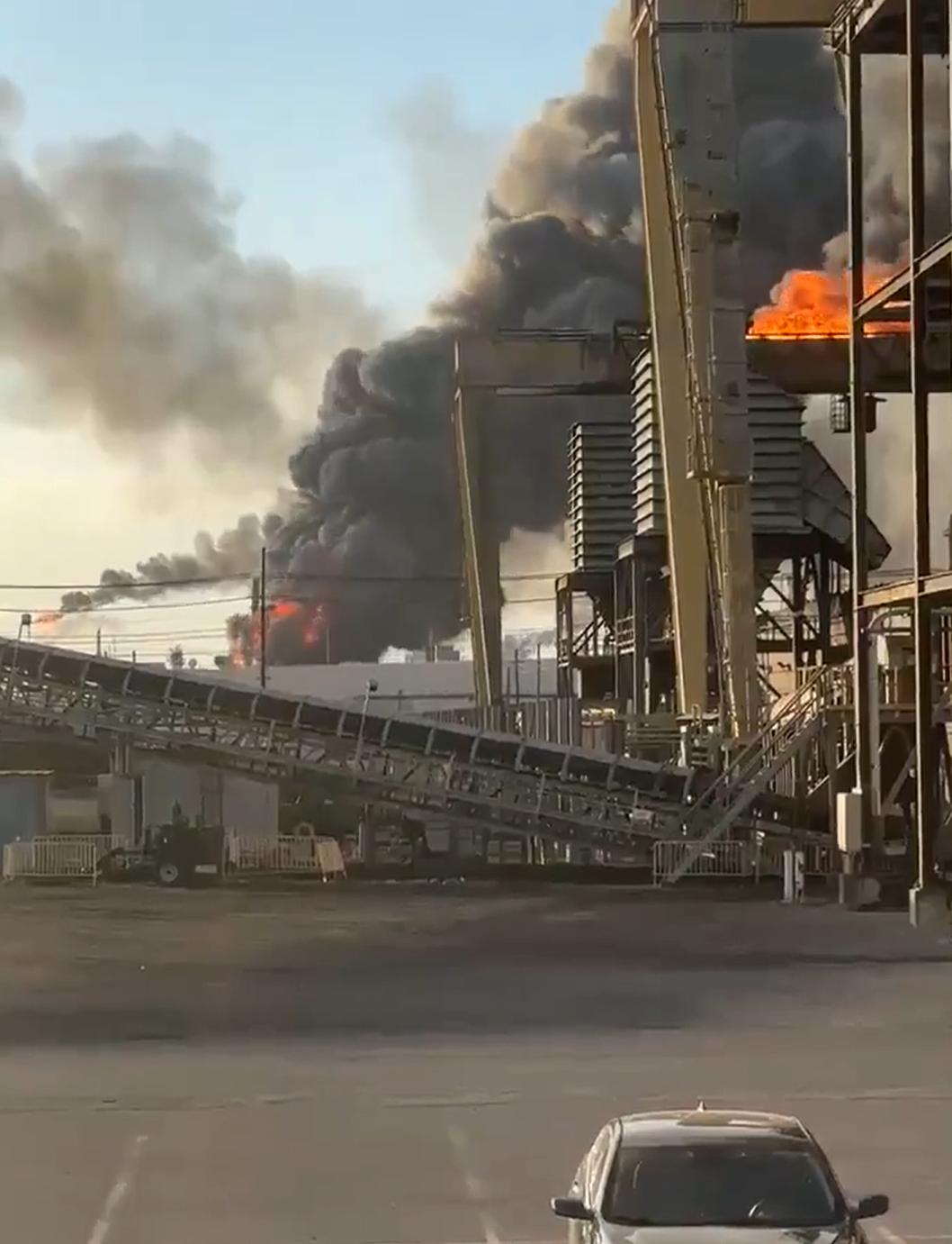 不排除是假旗行动。现在就等调查结果了。

美国德州炼油厂突发爆炸引发大火，这是逼