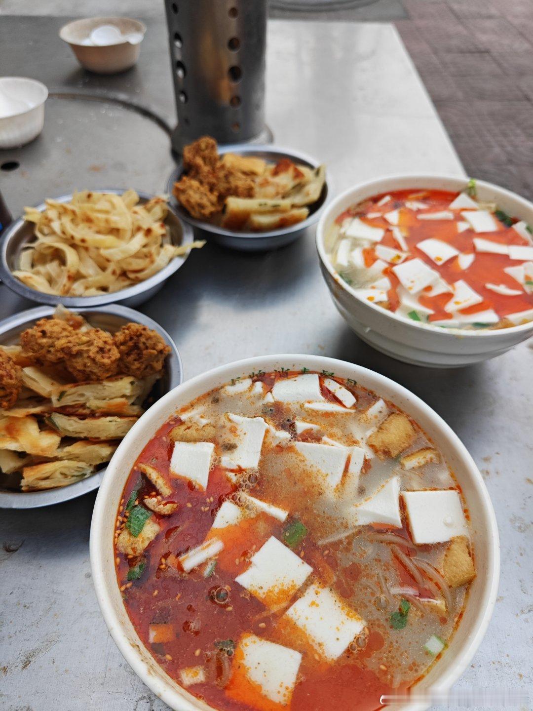 游客多了虽然更堵了，但是汤店过年也开门了，游客喝头汤比本地老喝家还猛回乡见闻