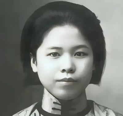 1947年除夕夜，特务将杨虎城的妻子谢葆真捆绑住，随后将粗大的针头狠狠地插进她的