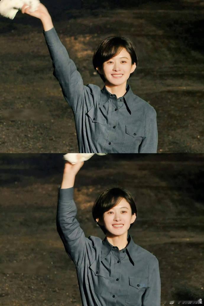 赵丽颖每个镜头都是笑着的 在《小城大事》MV中，赵丽颖的笑容就像一道光，她饰演的